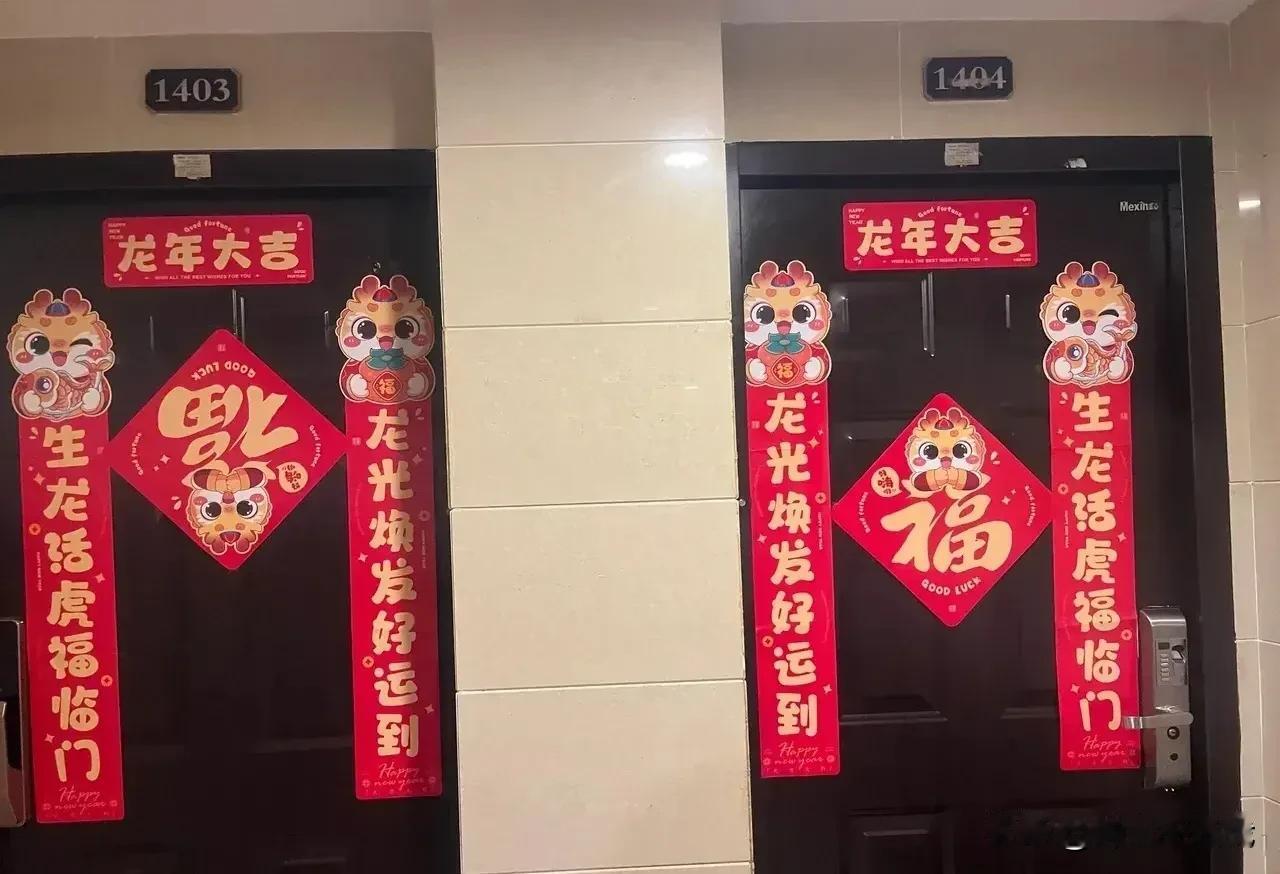 这两家到底谁家贴错了？

他们争着都说自己对的！
