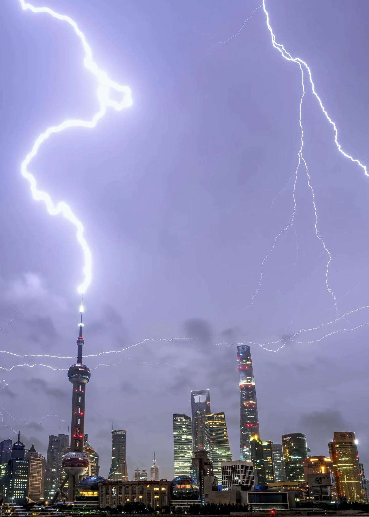 7月5日凌晨3点46分上海陆家嘴闪电⚡多少小伙伴被这几个雷暴给吵醒了？东方明珠并