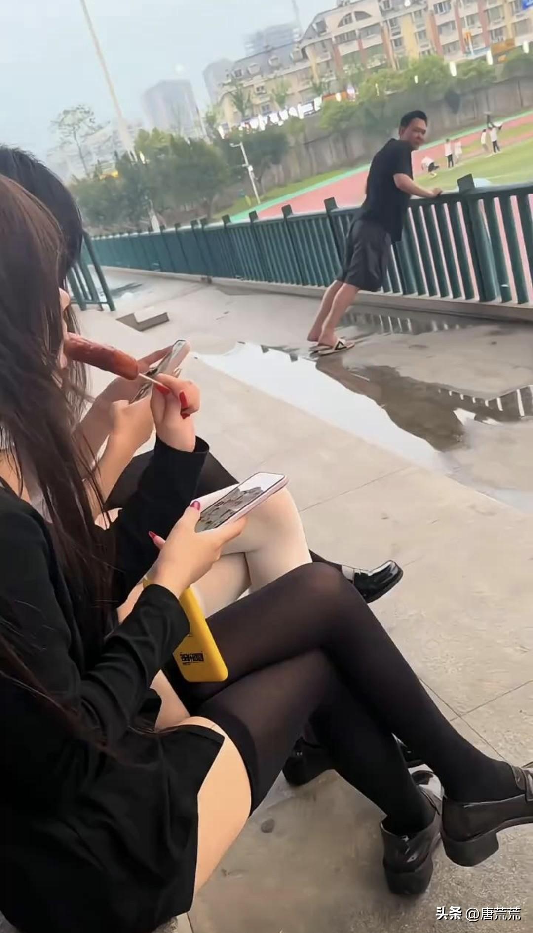 快吃 那个坏叔叔好像要过来抢食