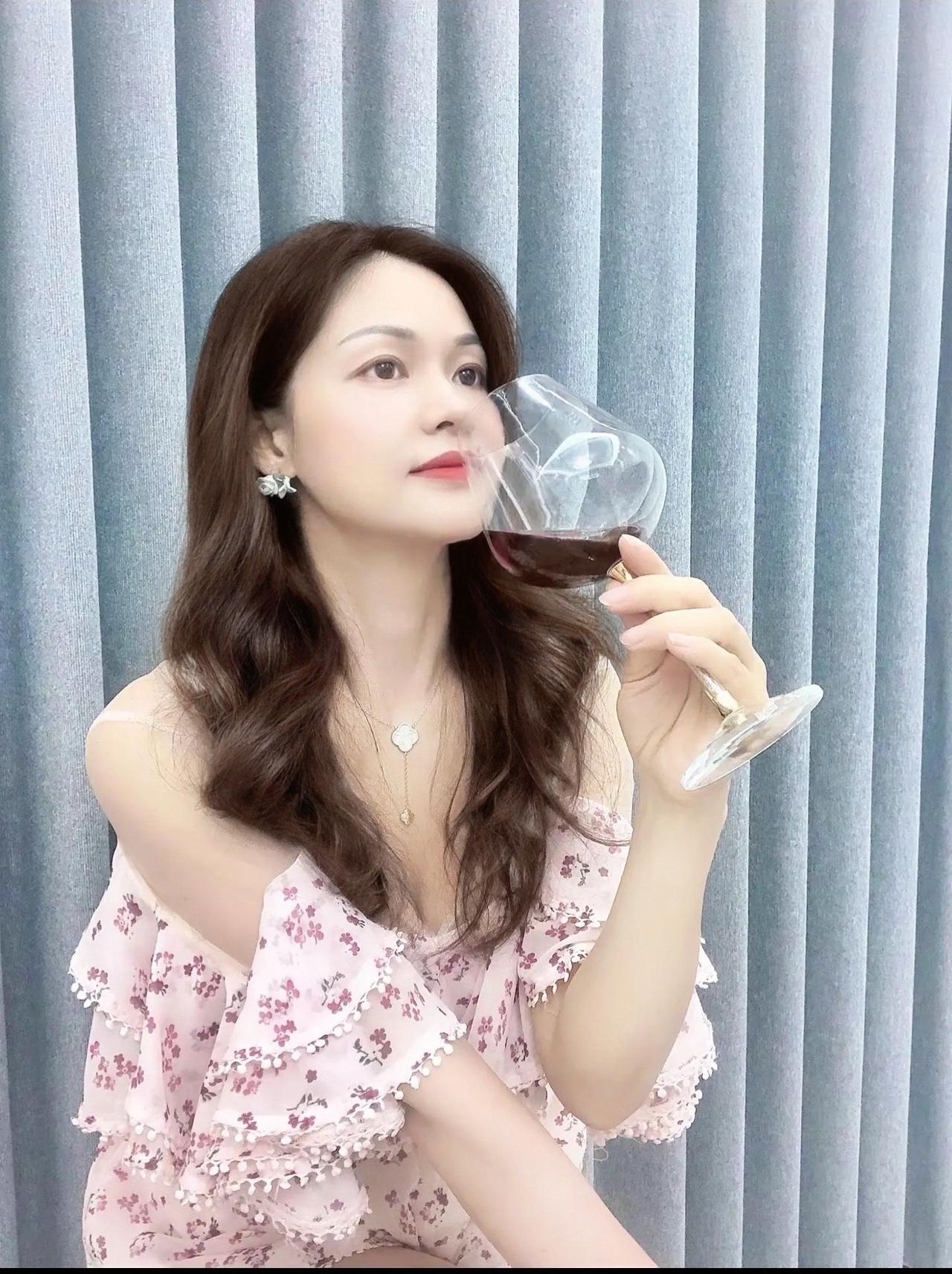 一杯小酒滋润我喉，解我心中三份忧愁。
若是喝下七两八两，所有烦愁抛到脑后。
一杯