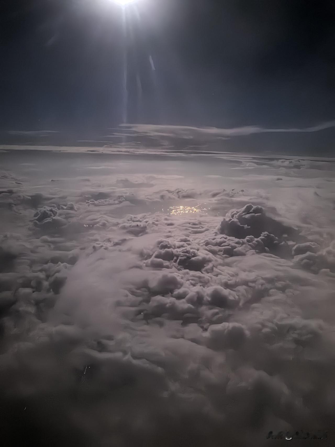 空中鸟瞰成都。
8月26日晚9：20成都航空的EU2250航班返回成都。飞机从万
