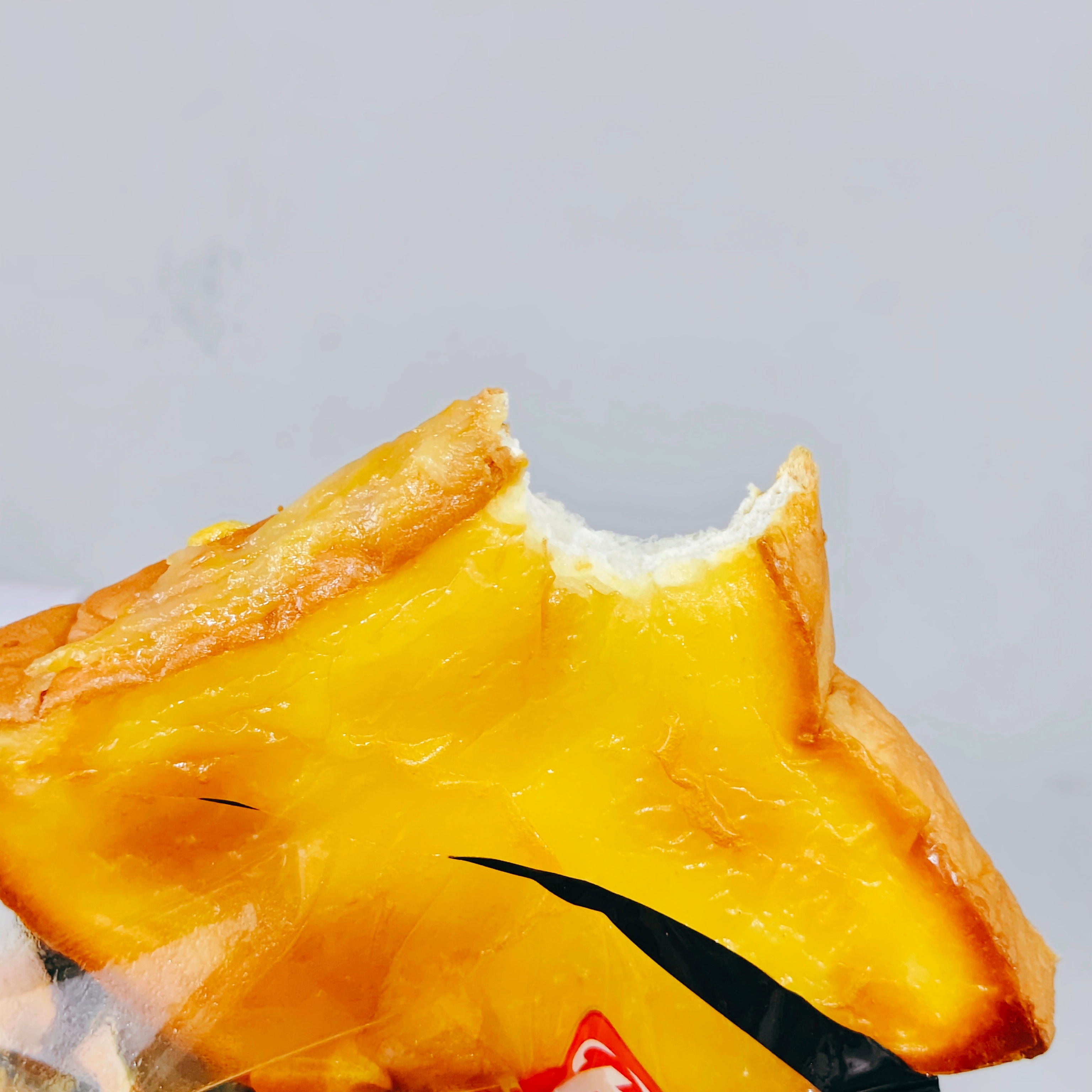 吃个面包垫垫肚子，你们吃过这个面包没？还挺好吃