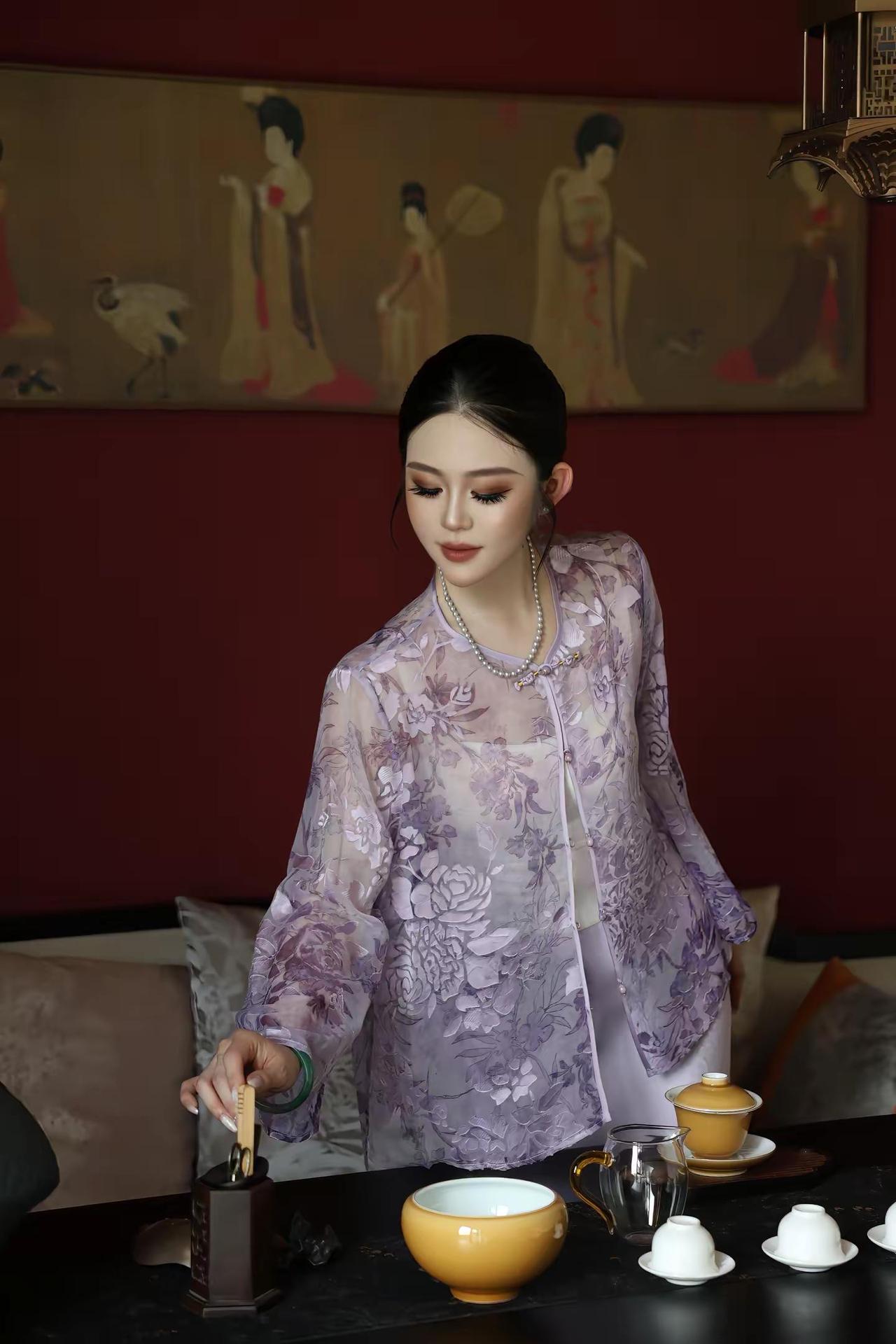 顺着本心向前迈步，不必回头纠结过往遗憾。江声入旧年龚琳娜聲無哀樂乐队