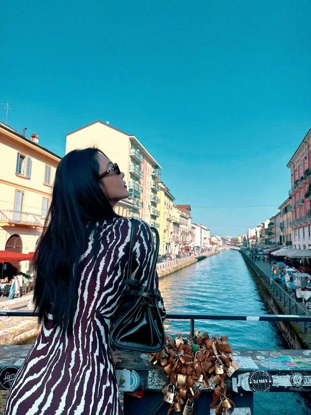 张馨予何捷爱情锁已经挂上了  张馨予给自己放假一天再回国 张馨予何捷爱情锁已经挂