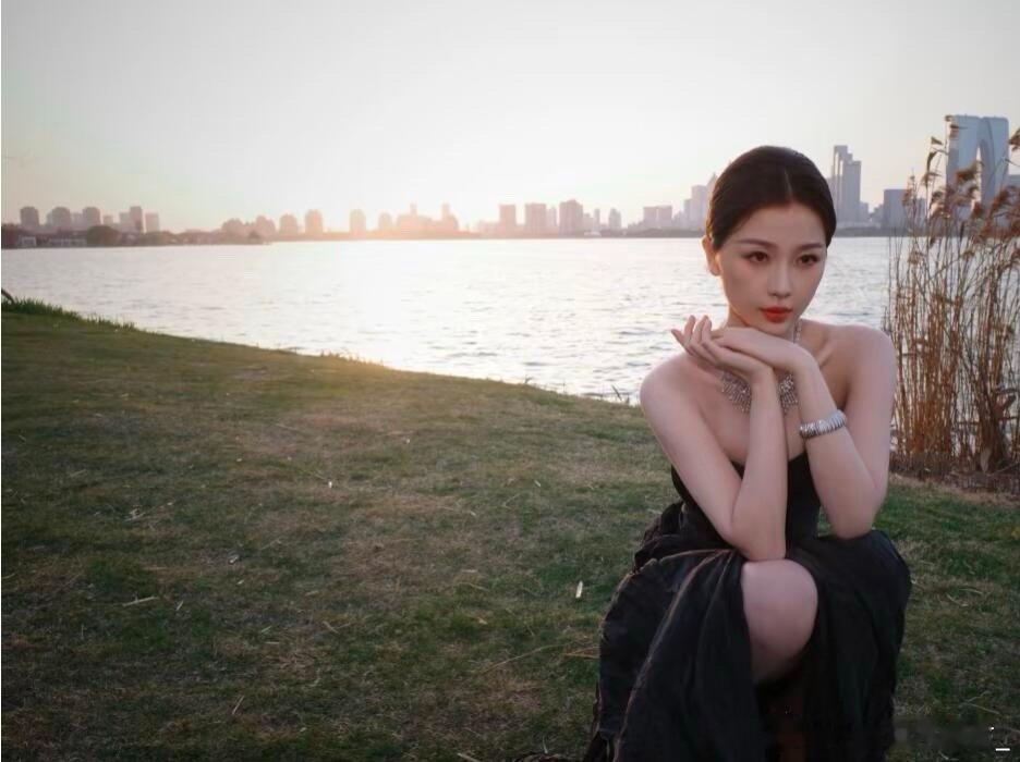 禹宙中欣[超话]  这套妆造真的绝了！！真的是享受大自然的哦！！！ ​​​