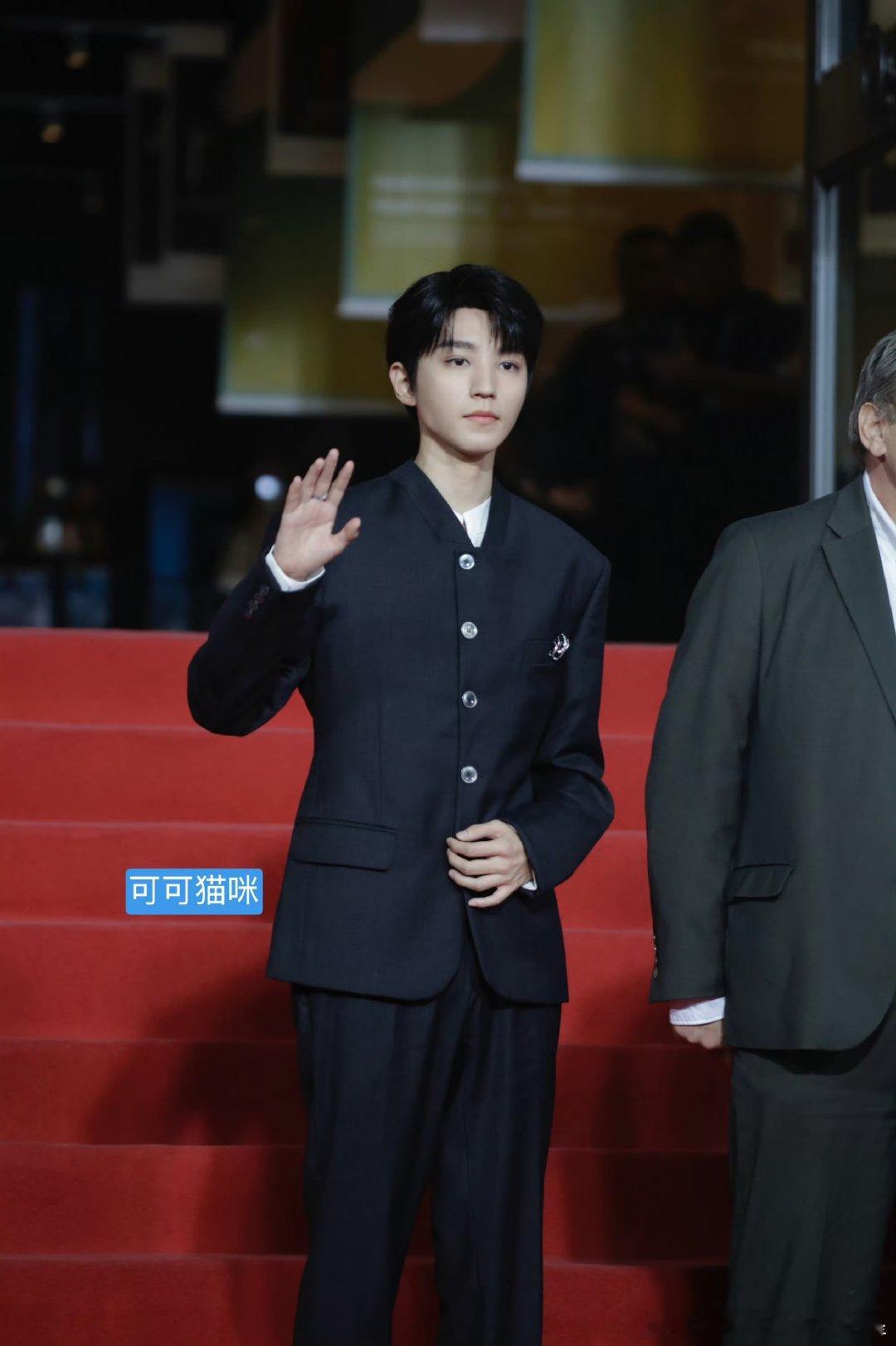 王俊凯生图帅成这样无滤镜也惊艳！王俊凯平遥红毯生图状态绝，26岁嫩得像少年 ​​