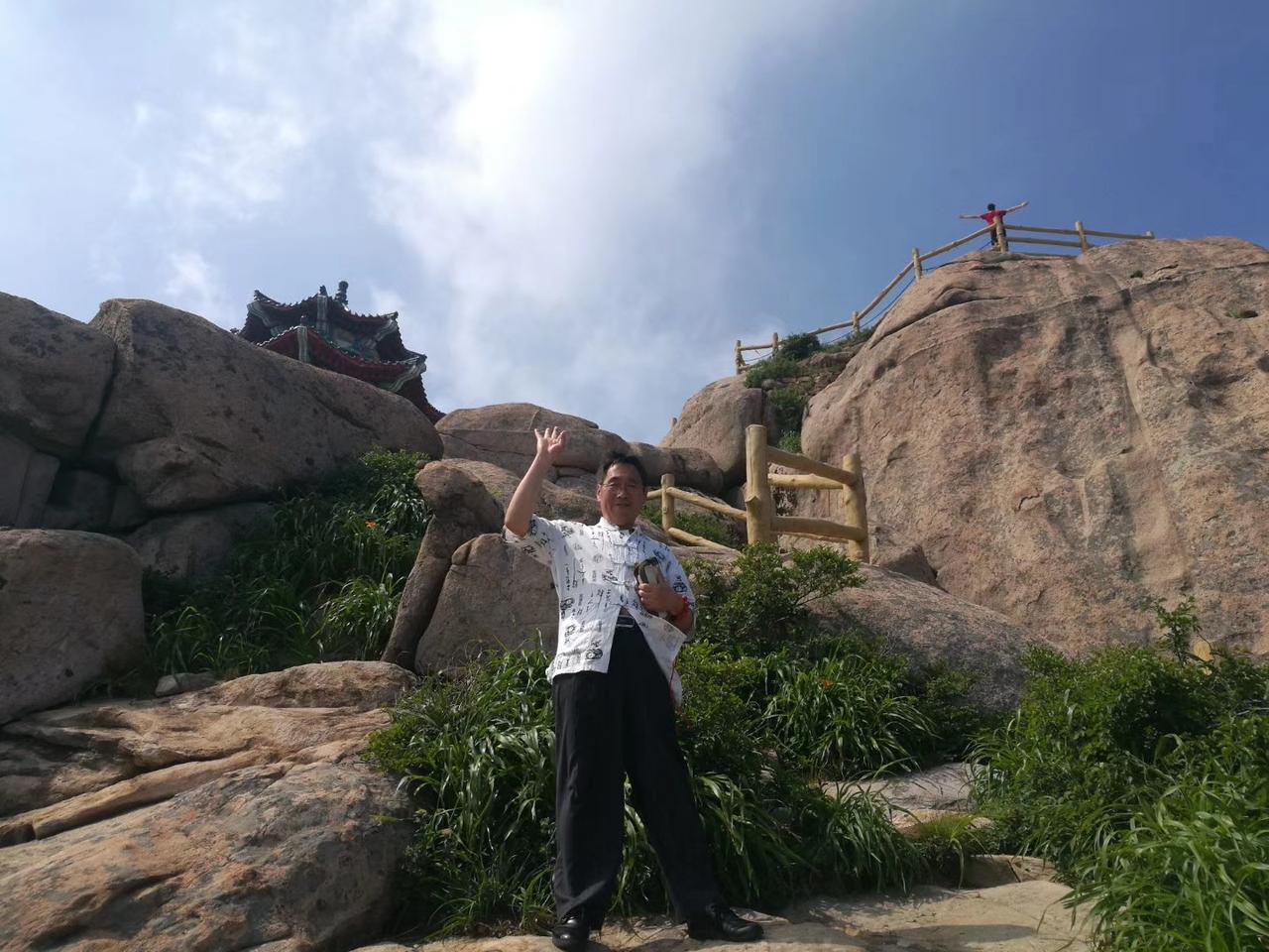 鹤冲天.夕阳苍鹰吟
 
危舟立潮首，狂涛千丈身前走。回首平生心不悔，风雨皆相守。