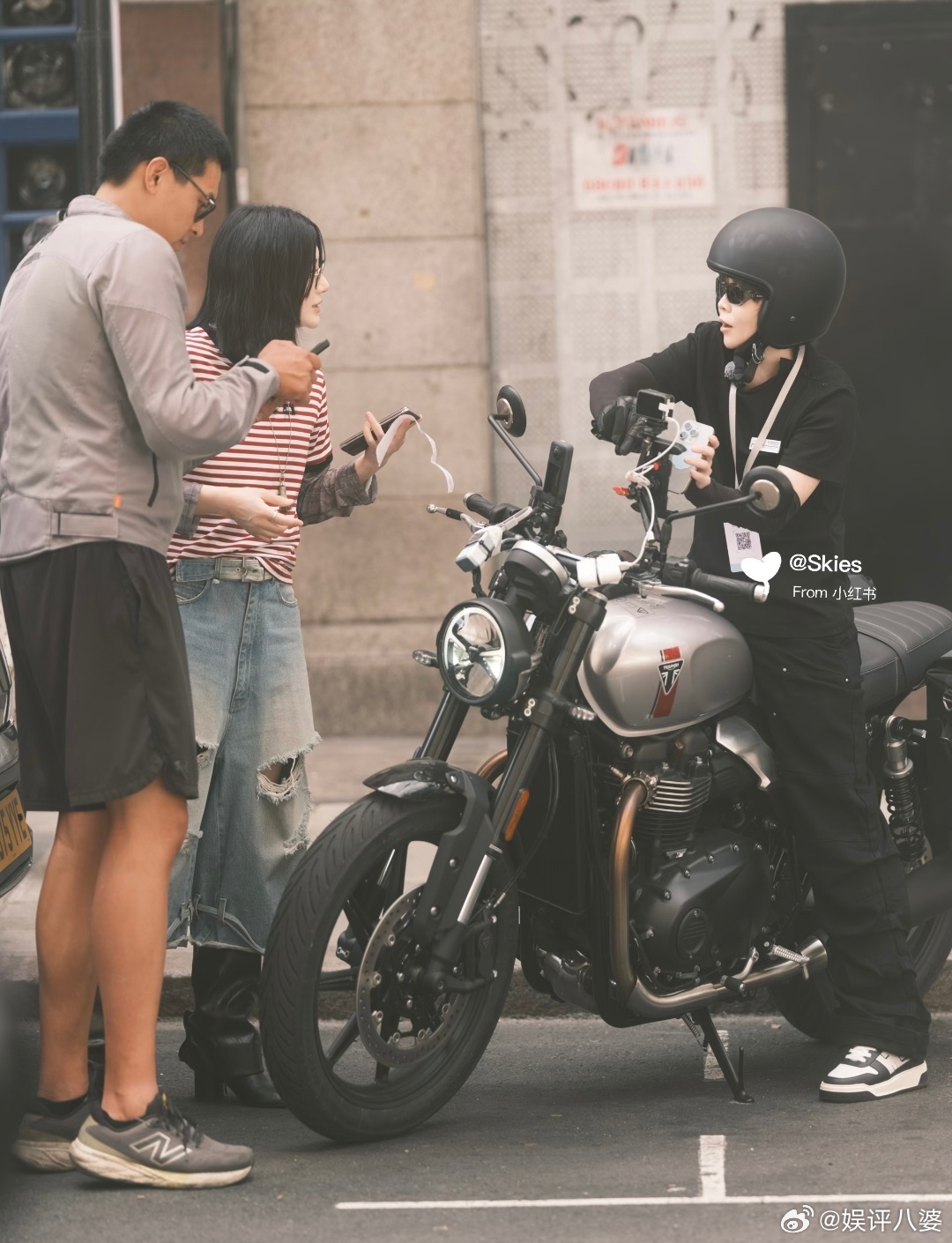 王濛听粉丝唱歌从前总被说“饭撒困难户”，这次却主动跑出来陪粉丝唱歌。原来酷酷的外