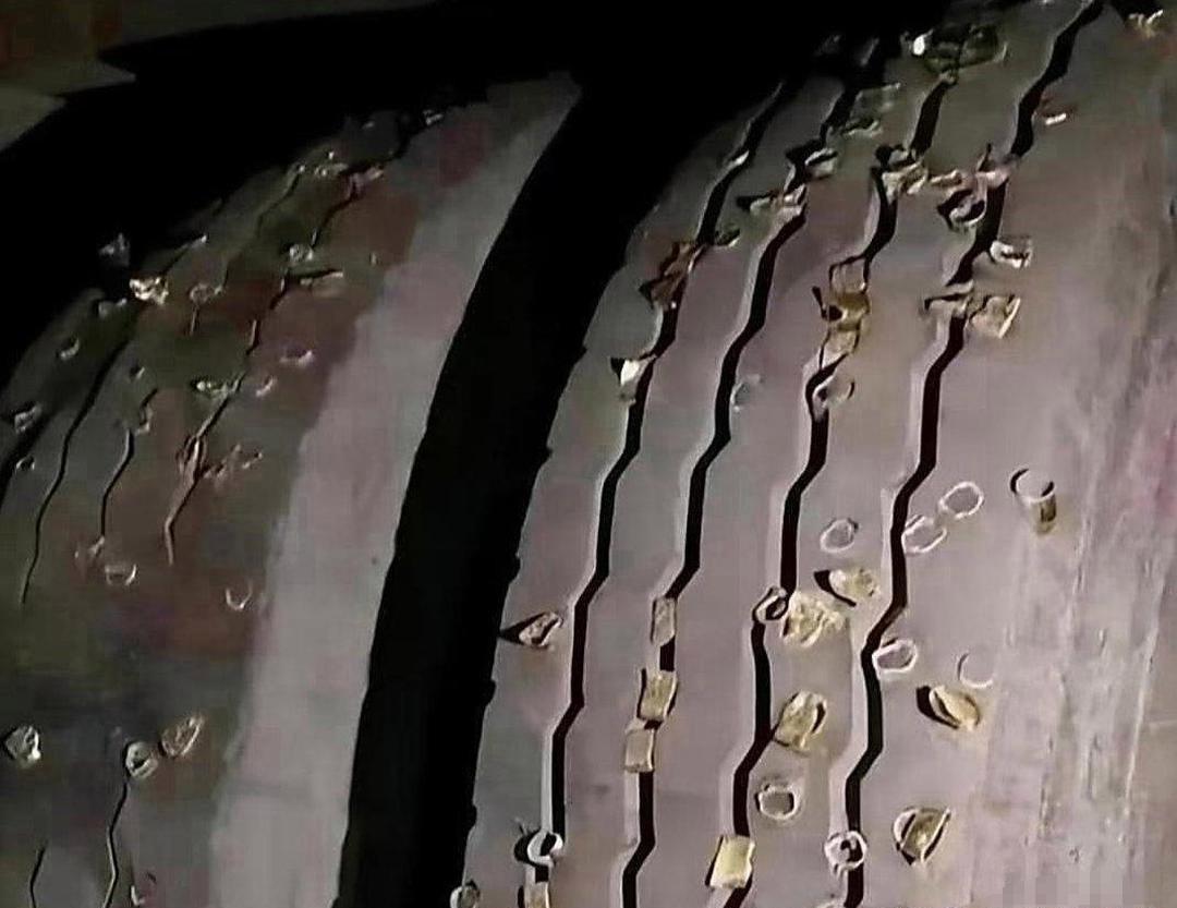 借了朋友车回趟老家，回来一看，好家伙！
车胎上全是密密麻麻的金属玩意儿，可愁死我