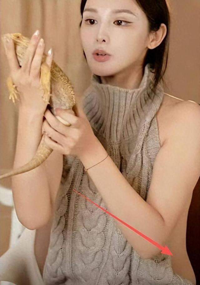彭小苒直播衣着过露引争议，致歉难平质疑，被指靠出位博流量