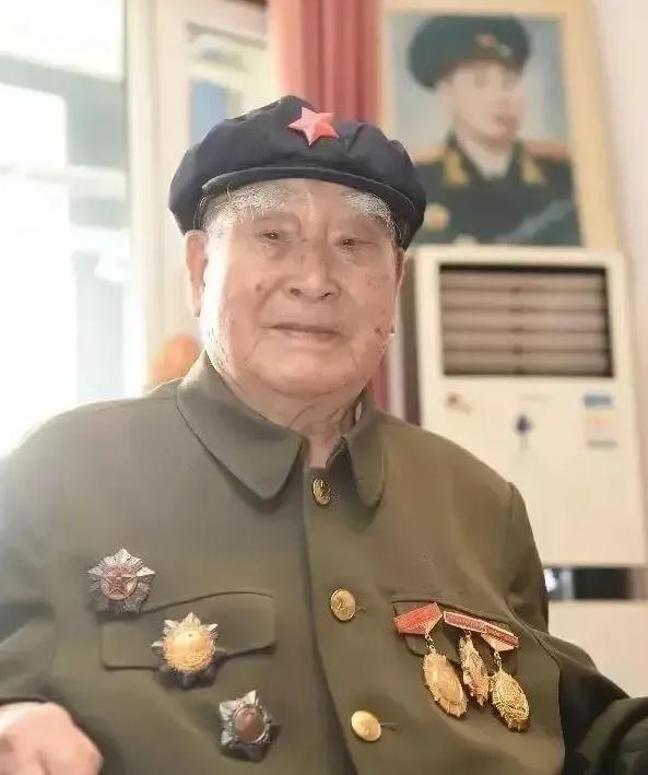 1943年，八路军政委秦光中弹倒地，两名伪军走过来就要补刀，秦光声音沙哑，轻轻地
