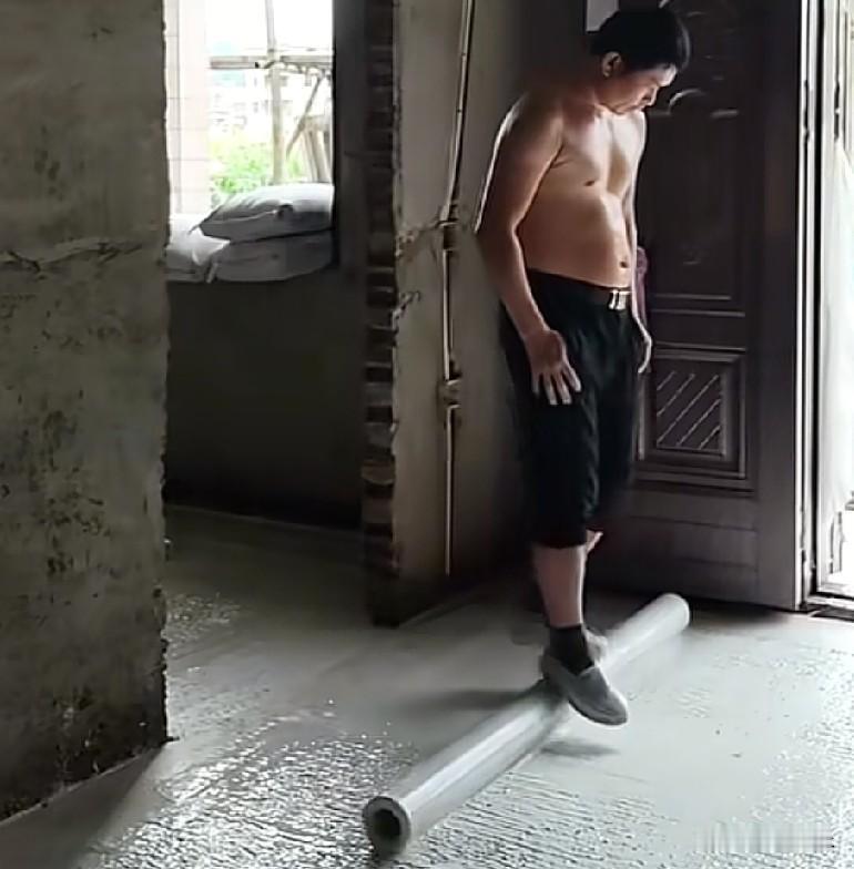 近日，广东梅州一水磨石师傅脚踩滚筒提浆，动作丝滑，宛如在太空漫步，确保地面平整密