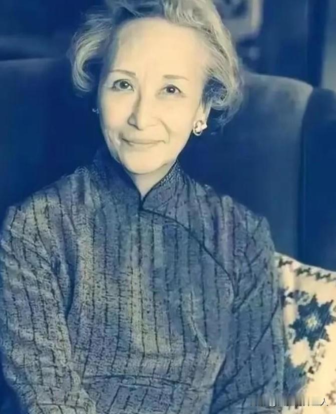 1973 年，58 岁的郑念拒绝出狱，她需要一个道歉。突然，暴跳如雷的监狱长，狠