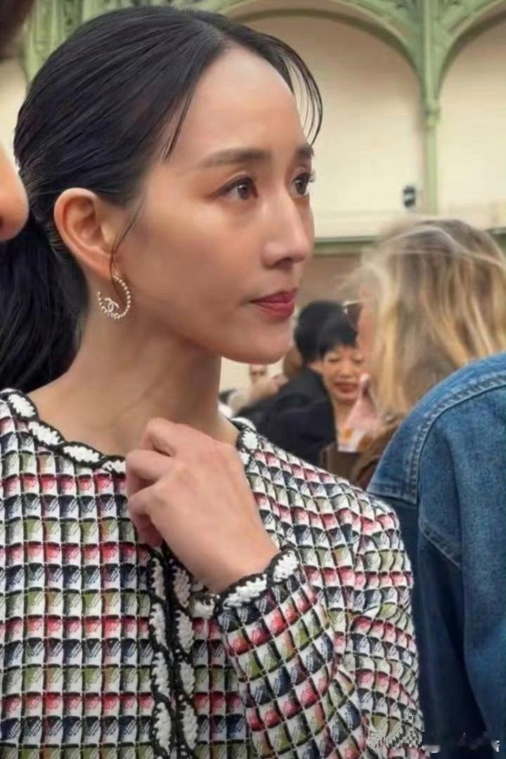 42岁张钧甯素颜照曝光，虽肤色偏暗但皮肤细腻，颜值变化明显 ​​​