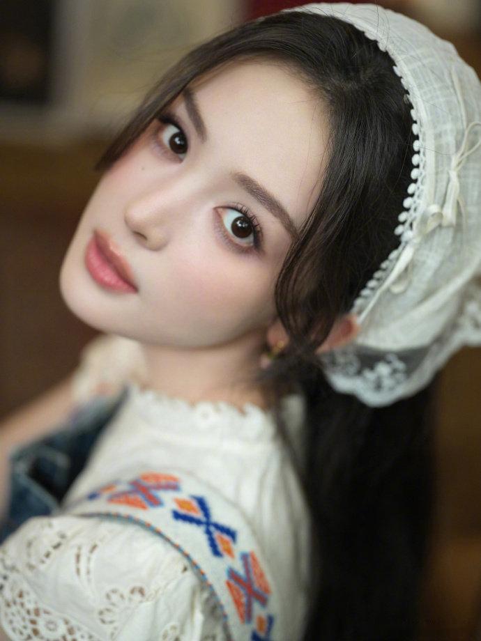 娜扎拍写真又差点热晕过去娜扎这个妆造妥妥的田园小公主啊，这么热的天去拍写真也是很