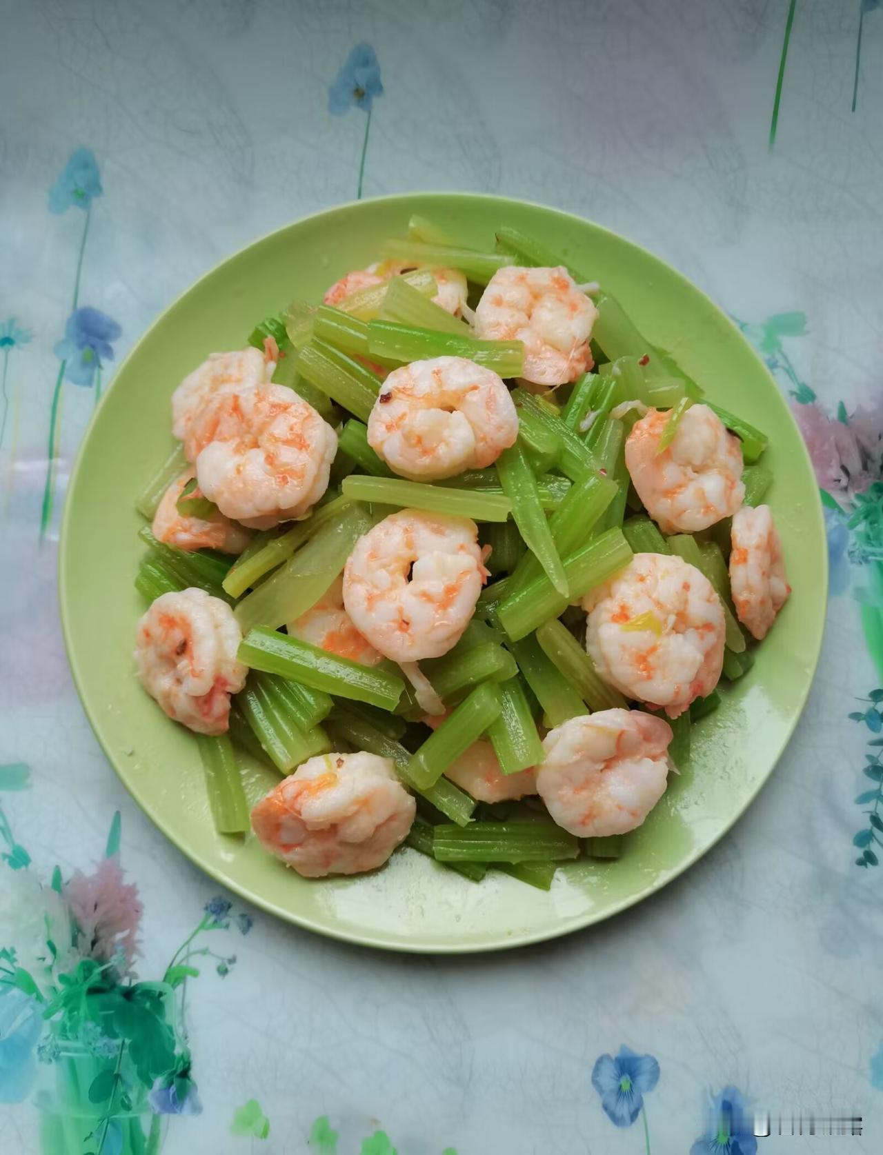 你们一般炒芹菜搭配什么炒呢?
芹菜炒虾仁，芹菜木耳炒猪瘦肉丝。都很好吃！