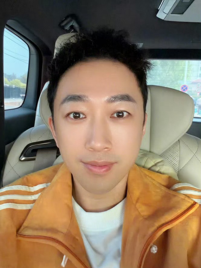 于正晒童年修复照于正晒高清童年照 于正晒童年高清修复照：人生时常感恩，岁月不负情