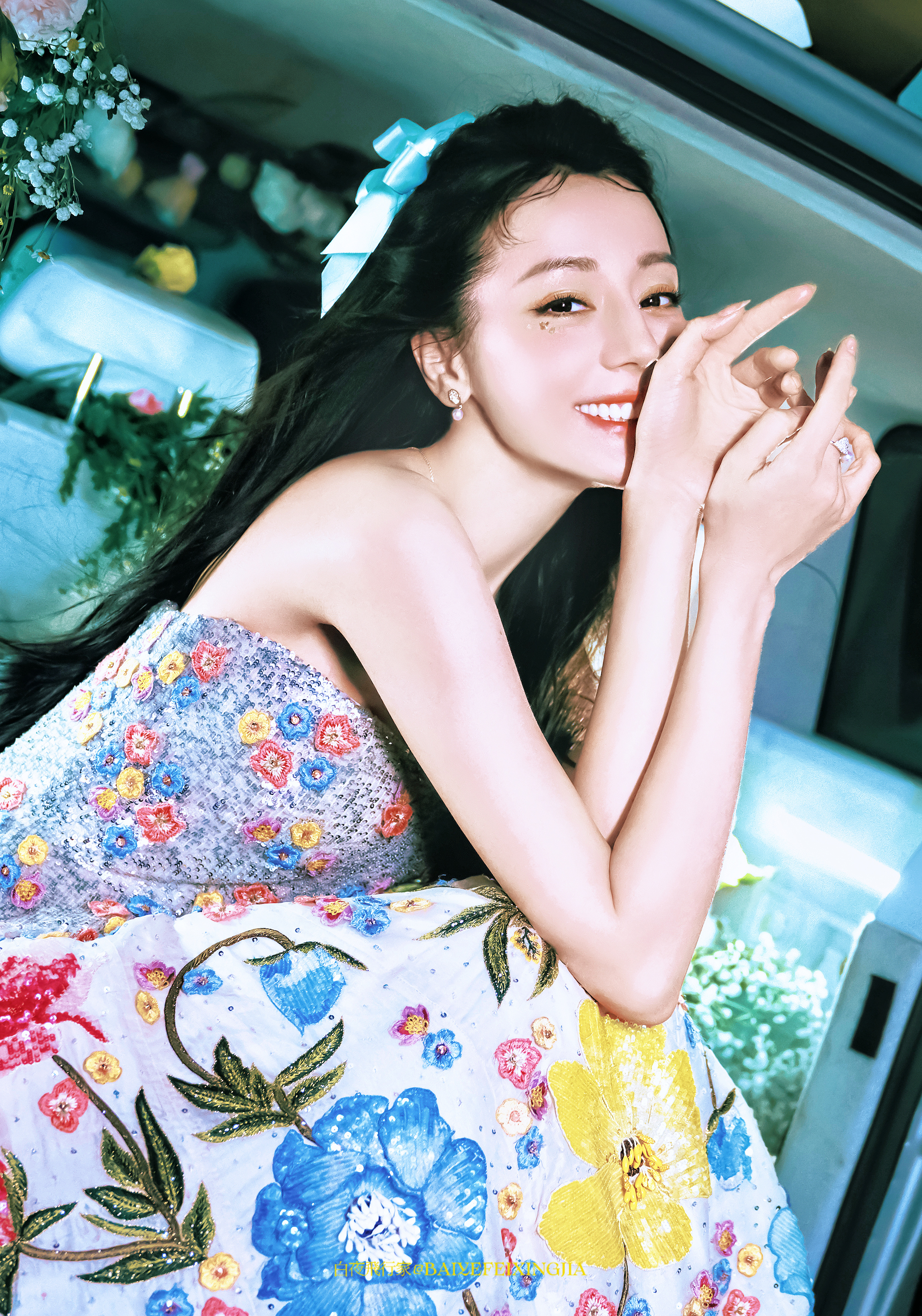 花车上的迪丽热巴，娇俏迷人的花仙子。迪丽热巴
