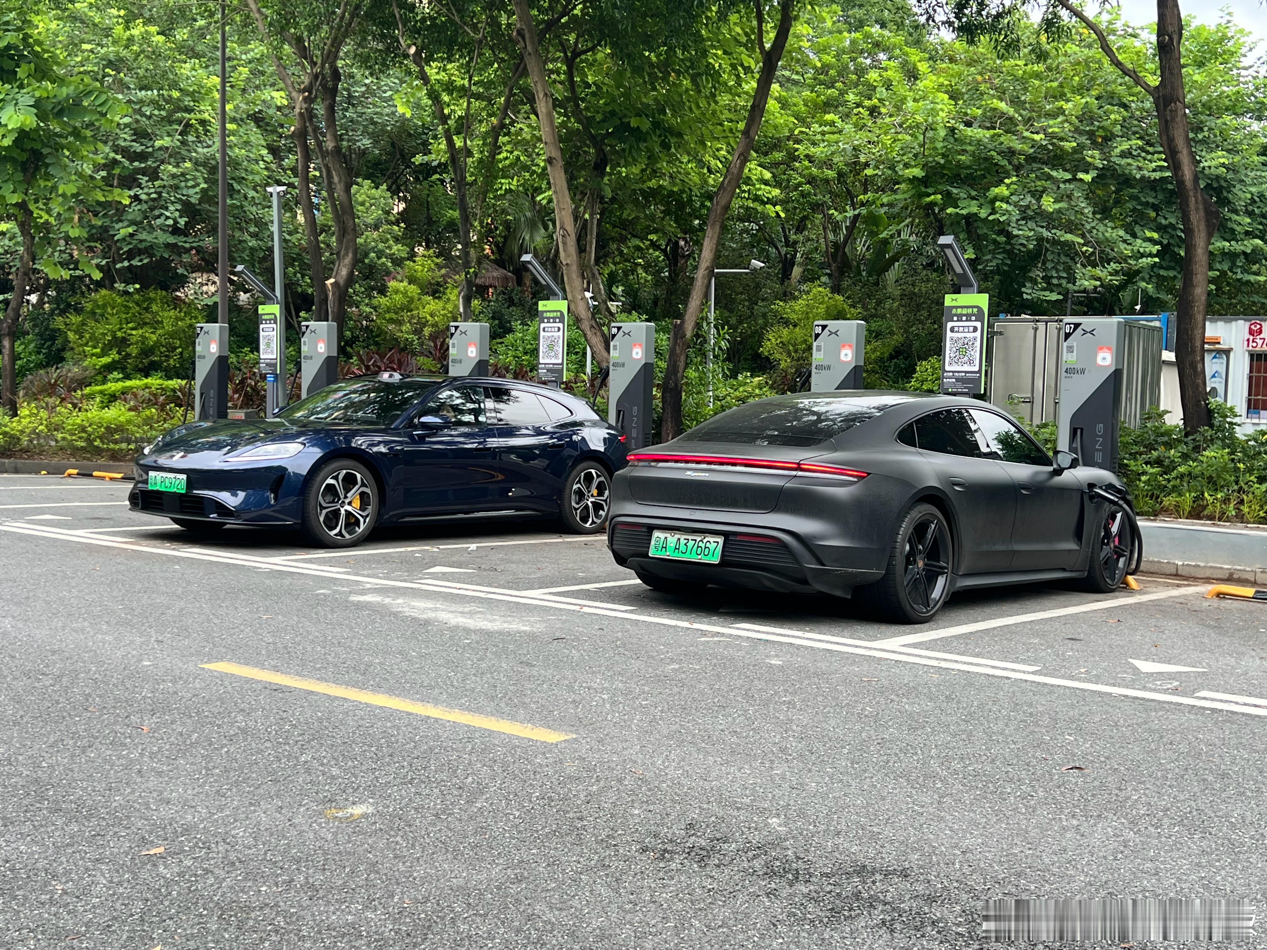我发现尚界Z7/Z7T很多都是小姐姐在开（左边那台）大v聊车 ​​​