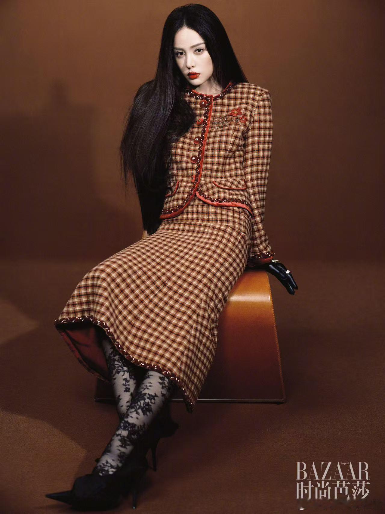 娜扎全包眼线 本月《时尚芭莎》11月刊封面，娜扎以Liwen Liang 202