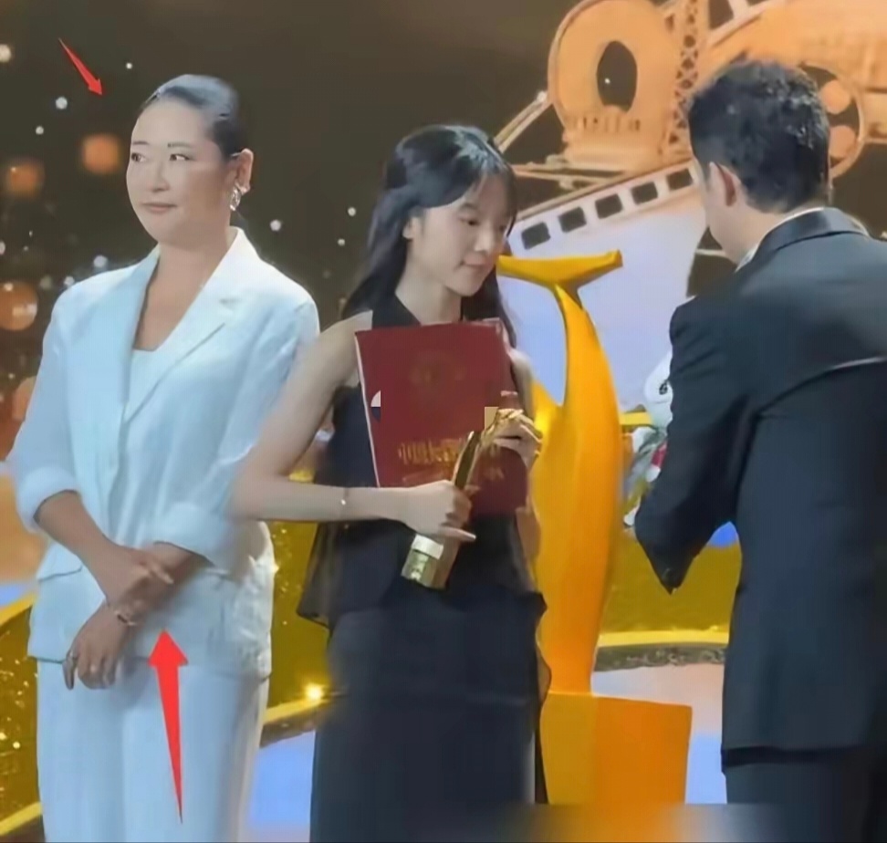 同样是前辈颁奖，梁静满脸排斥，赵雅芝陈数郑重对待 ​​​