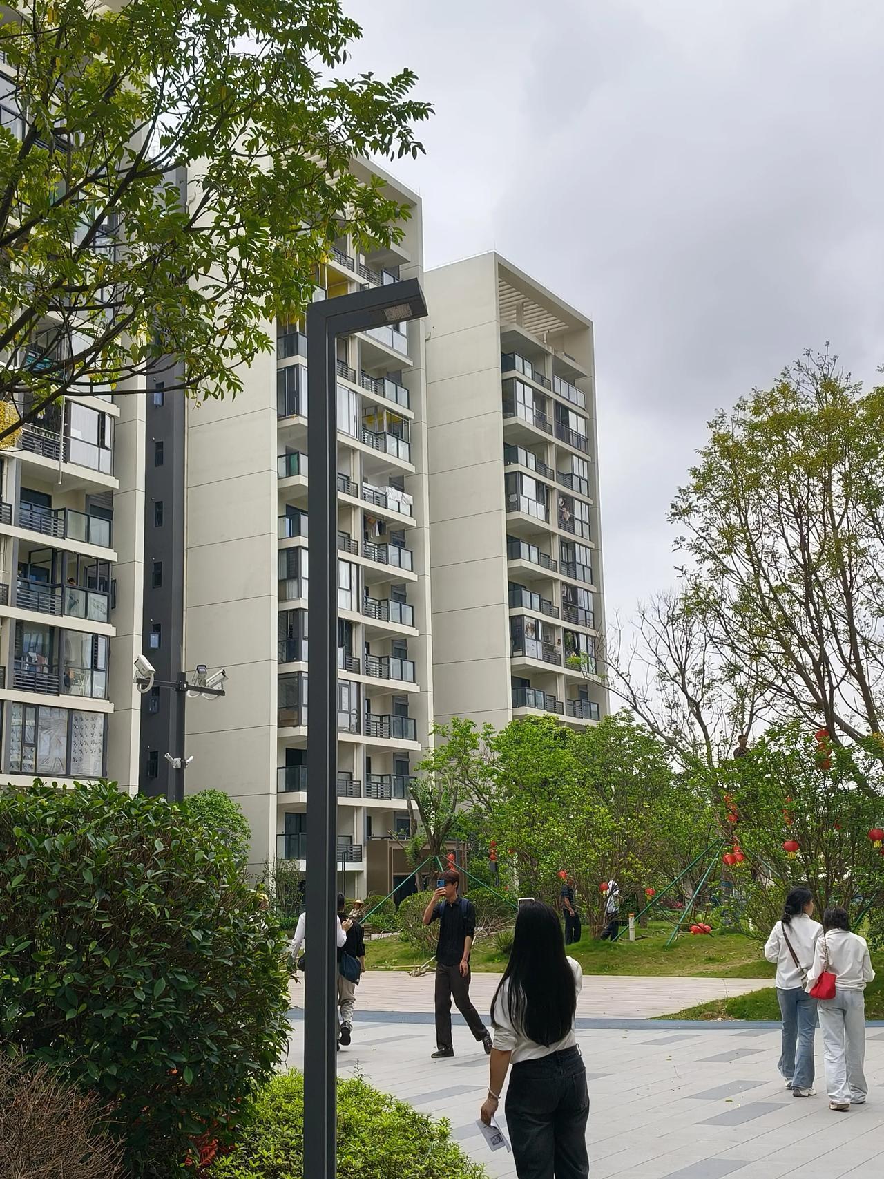 带我几个懂行的亲戚特意过来挑房，结果大家看完都异口同声：就它了！
天河核心区带双