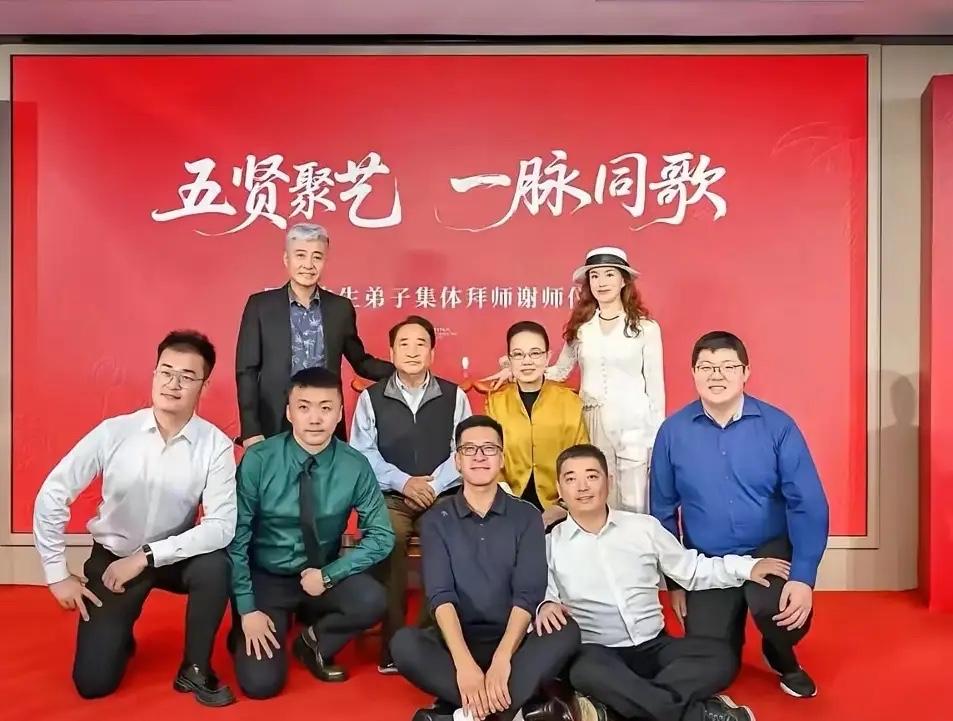 近小半年以来，曲艺行业似乎掀起了一阵收徒传道授业的风气，连派评书第三代传承人李菁