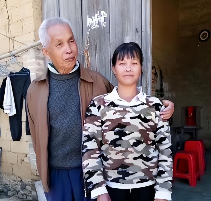 广西第一猛男！1994年，49岁梁二将19岁女工友带回村，随后两人短短21年，竟