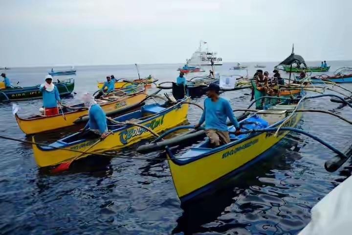 菲律宾20艘渔船“铁索连环”闯黄岩岛！那为啥不用火攻？来个新时代的火烧赤壁！菲律