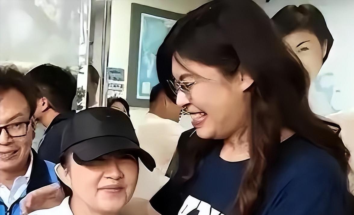 台湾省“高雄台独少女”3年多之前曾扬言要“手撕解放军”，如今交了大陆男朋友之后，