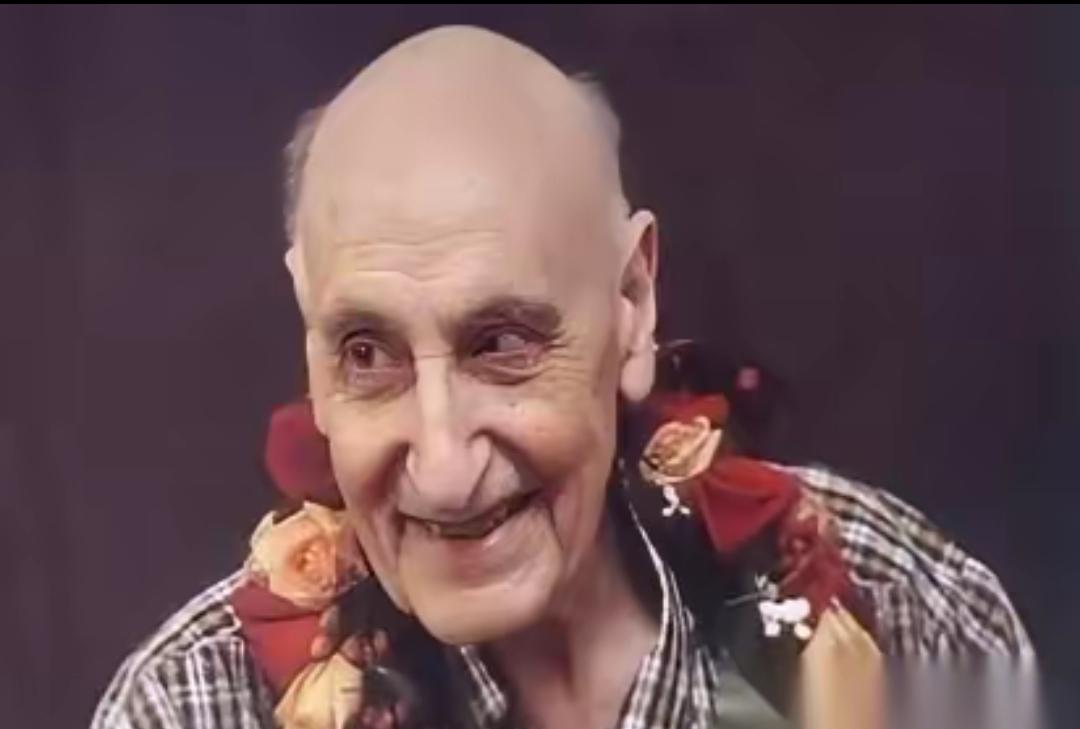 这事儿放今天你敢信？一个法国贵族，把巴黎的房子都给抵押了，就为凑钱送70多个跟他