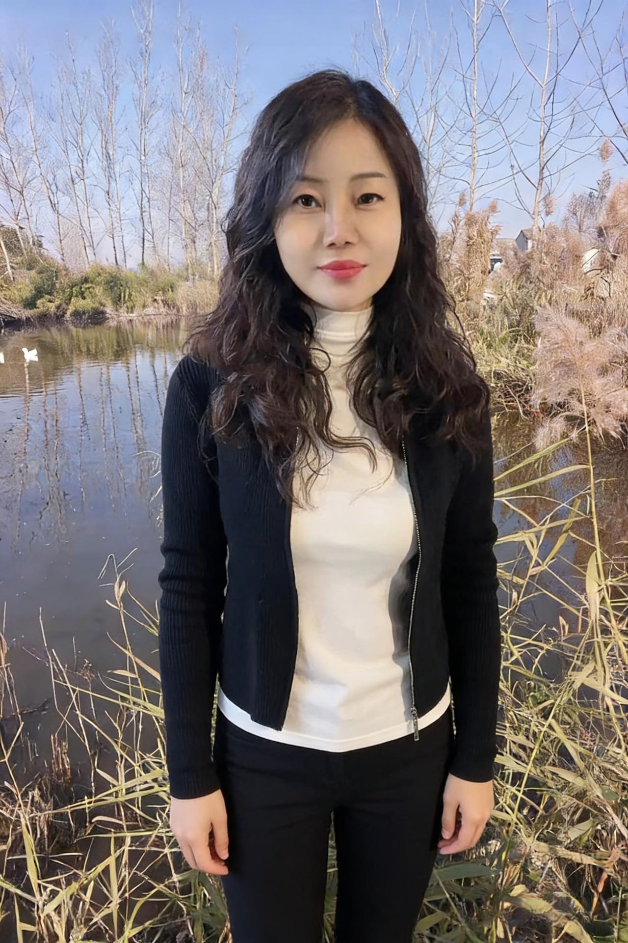 荒草举着枯黄的旗帜，在身后列队
你是唯一的亮色，白衫如月光
从黑毛衣的缝隙里漫出