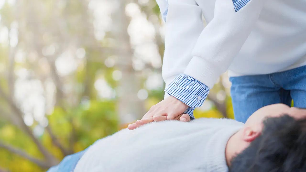 25岁小伙把加班当“家常便饭”，每天硬扛13小时连轴转，四个月熬到嘴巴渗血，上吐