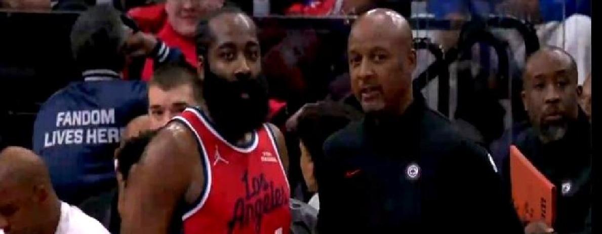 哈登打快船第六十五场，后撤一步，眯着眼；不是在瞄篮筐，是在瞄裁判的表情。3分1板