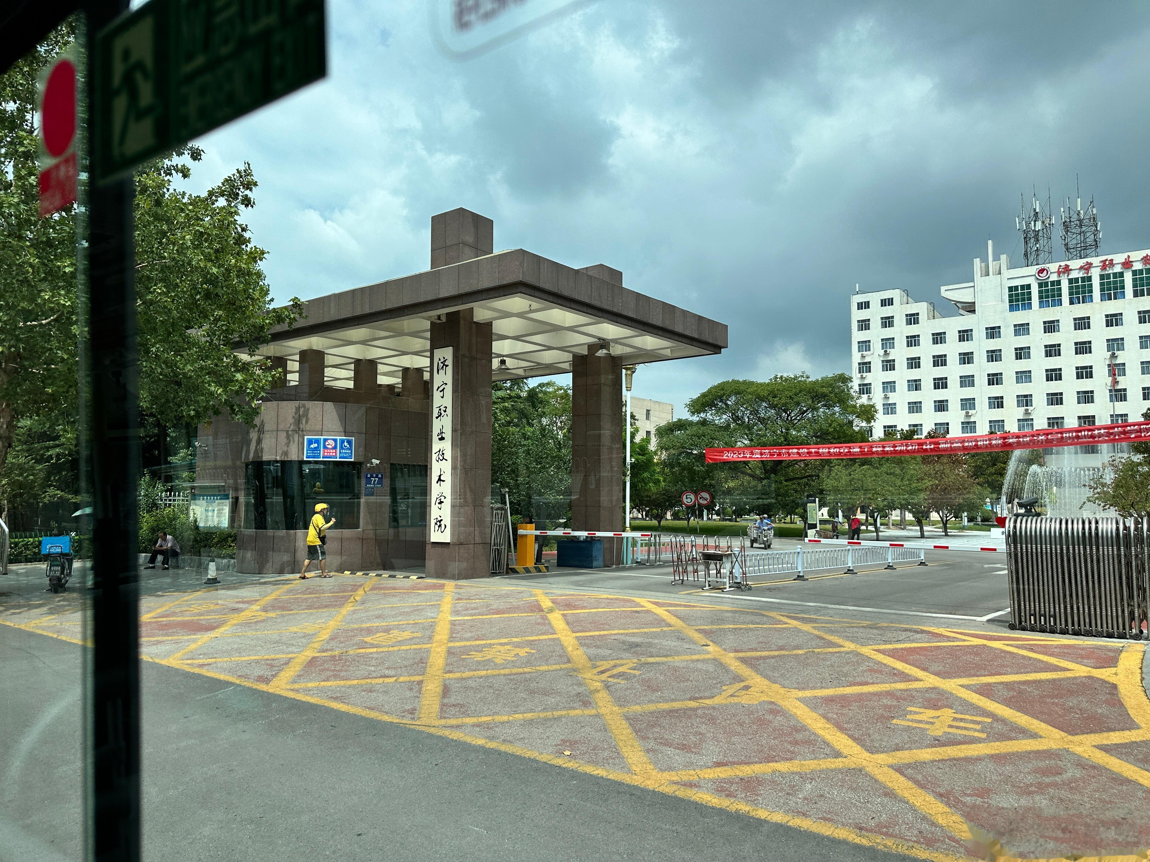 出发去机场，路过了熟悉的地方。熟悉的校园，熟悉的风景，只是没有了熟悉的人。 ​​