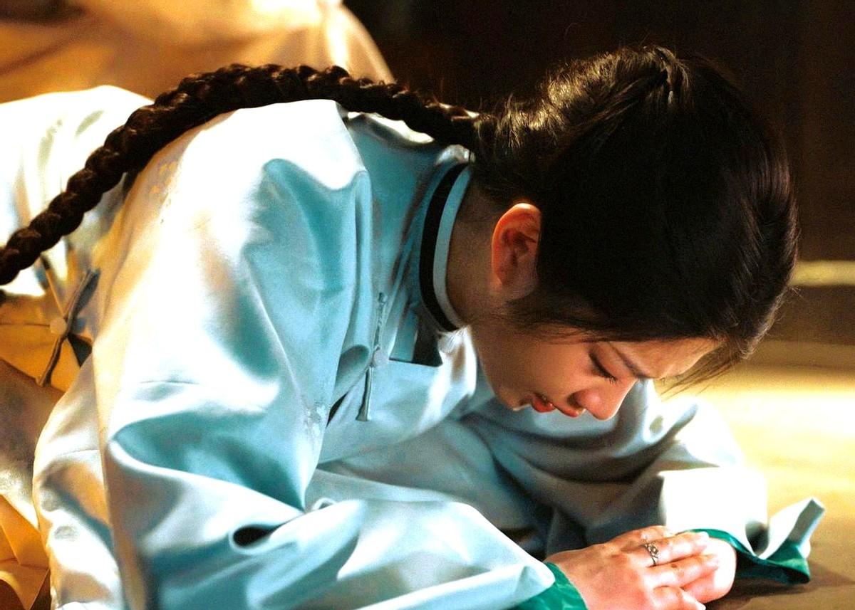 我是弄不懂《大生意人》里白依梅的人设了。

白依梅对古平原的心意模糊，行为逻辑矛