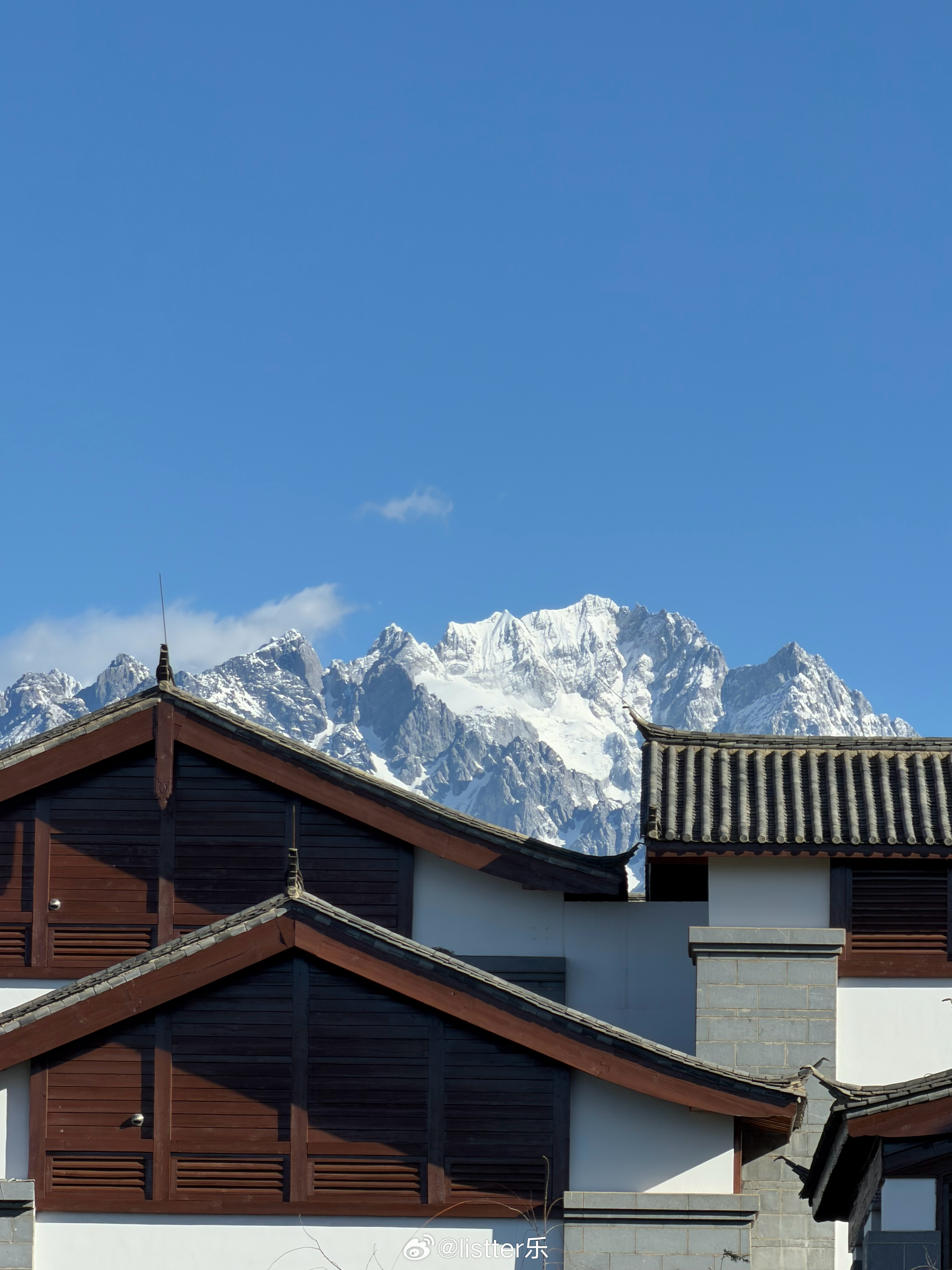 太漂亮了！酒店能直接看到玉龙雪山，最出名的日照金山看到啦！今天丽江天气真好，大晴