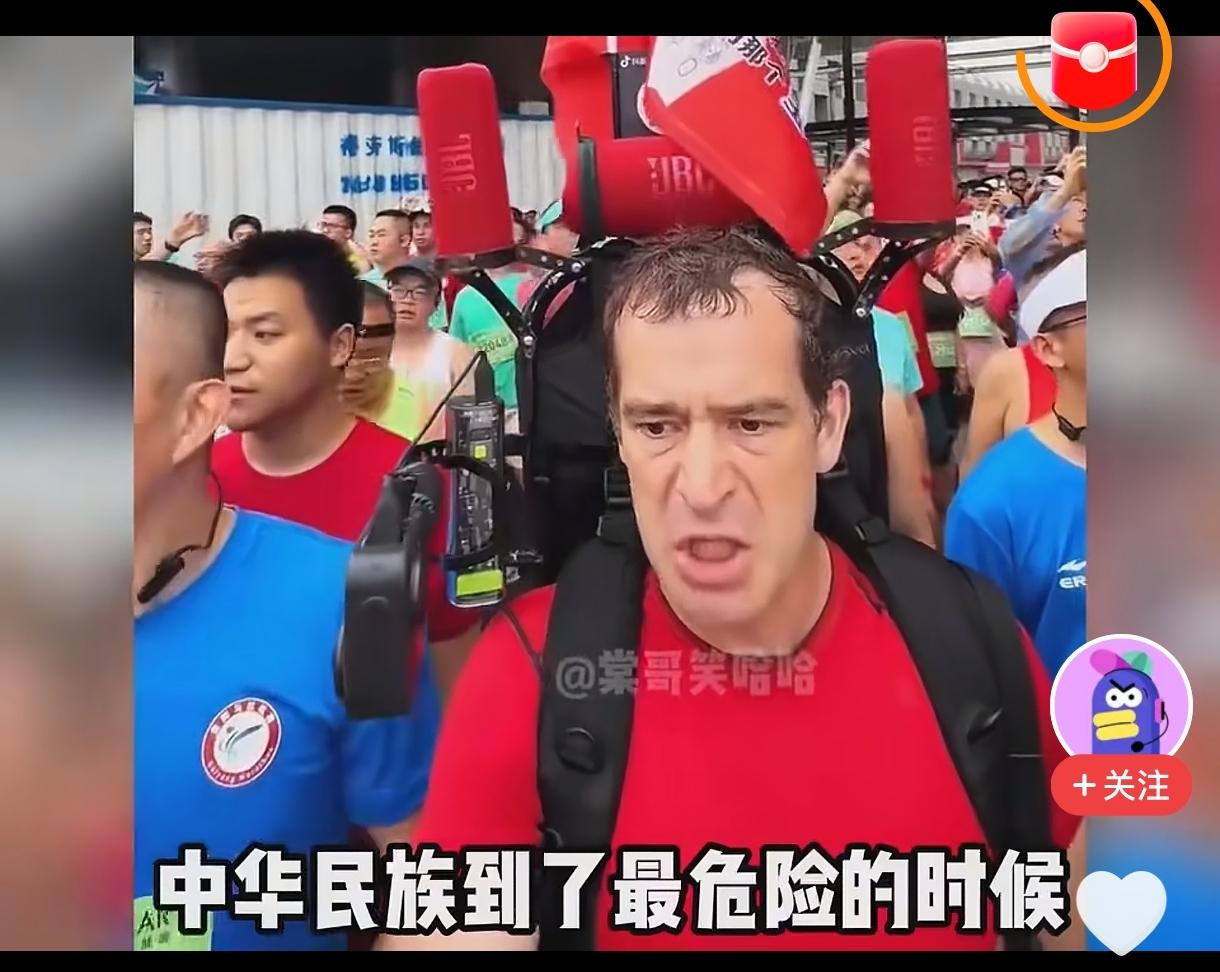 看到外国人，真真正正脱帽严肃跟着唱中国国歌，我实在不明白，那些威胁初中生的中国“