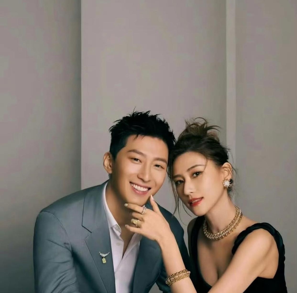 窦骁和何超莲这段婚姻里，窦骁除了得到了一个豪门赘婿的名头，他什么都没得到，但何超