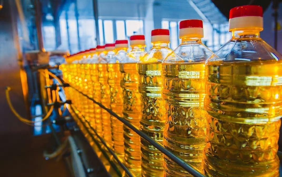 快讯！当地时间11月11日，首趟满载着俄罗斯自产的植物油集装箱列车从莫斯科发往中