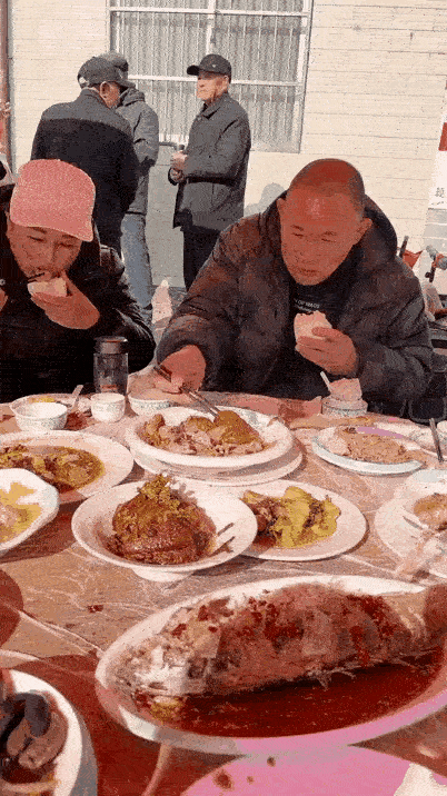 这个人的胃口真好，现在吃东西还能这么吃的人真不是很多，看他吃的真香，让人无比羡慕