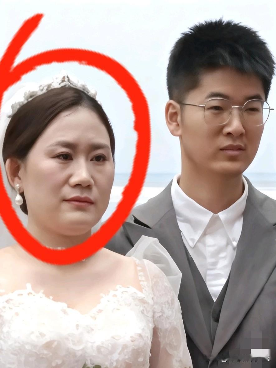 新人结婚照引群嘲，
“绝经新娘”的恶评，暴露了多少人的狭隘？
 
   结婚照本