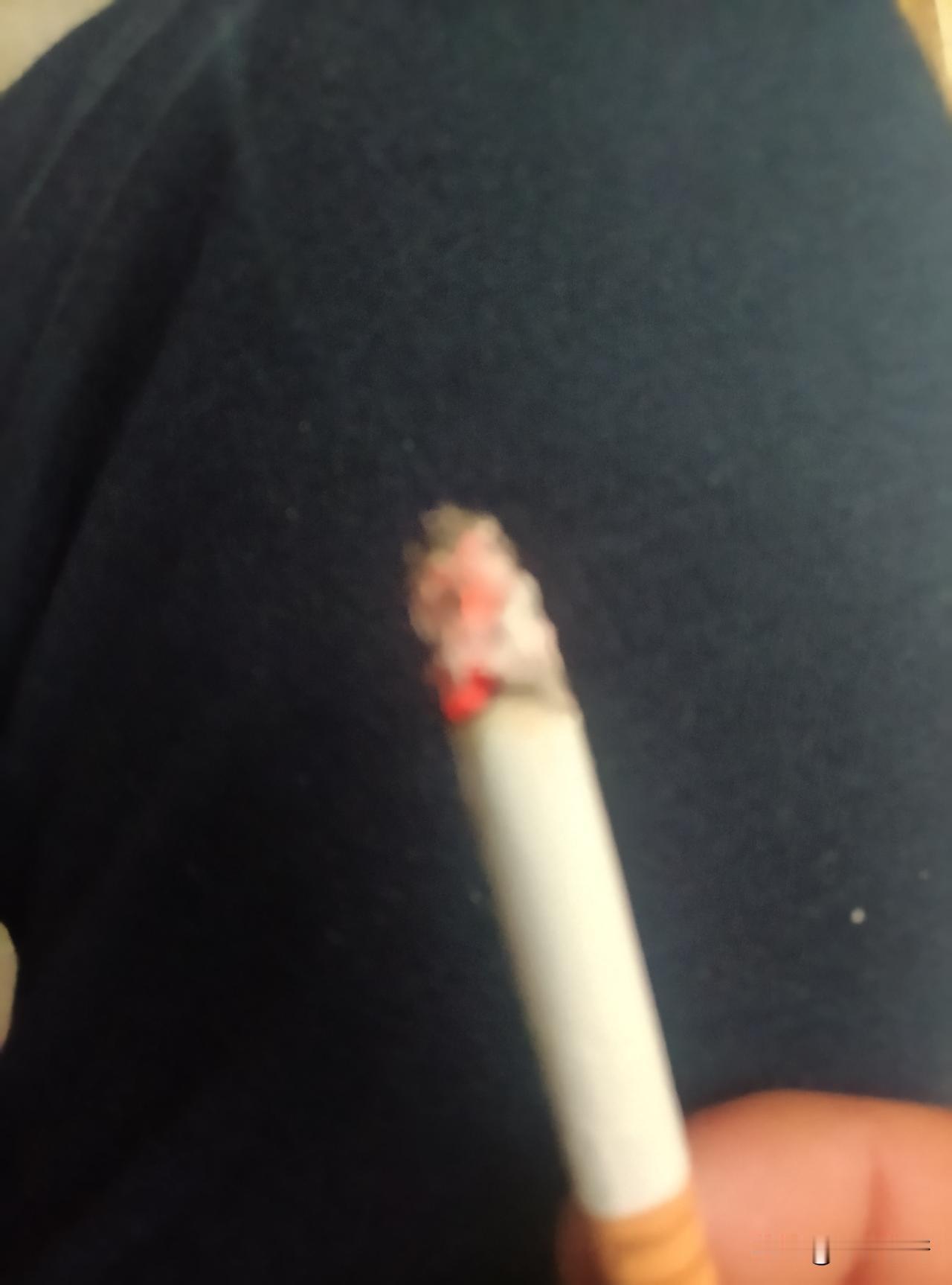 呼吁全民戒烟的人不是闲的就是奸细，众所周知，我国的国防经费大部分来自于烟酒税，所