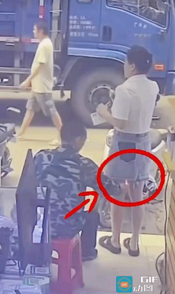 愤恨！光天化日胆大妄为！必须严惩不贷
 
简直目无法纪，胆大包天！
 
街头闹市