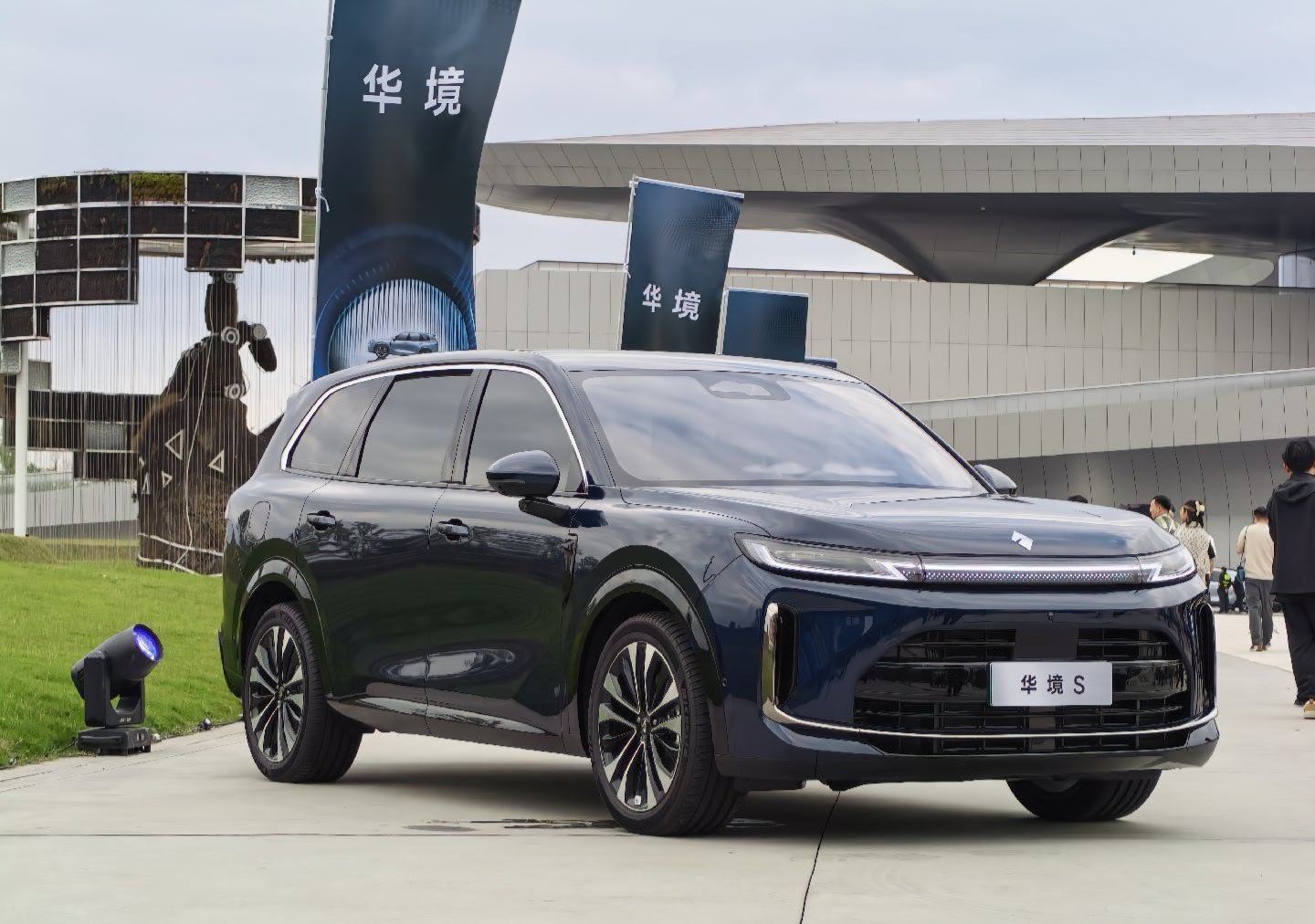 华境的车标长这样启境到车标是个盾牌为什么不学鸿蒙智行都搞成一个形状至少气势上和家