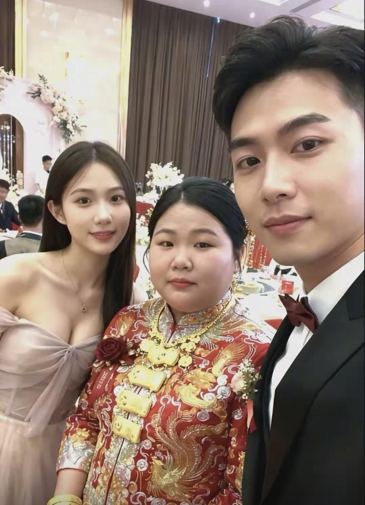 谁懂啊！新娘颜值被碾压，瞬间像伴娘