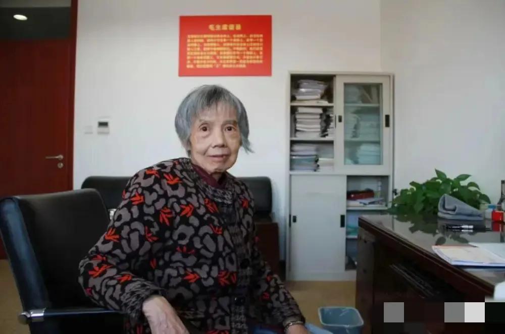 “英雄战死无人问，戏子减肥天下知！”这个娱乐至死的年代里，又有多少人知晓这位女英