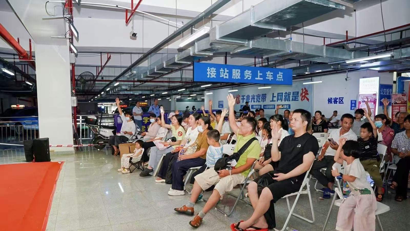 【国补下乡焕新行活动走进广西贵港】近日，广西贵港。“国补下乡焕新行”活动落地广西