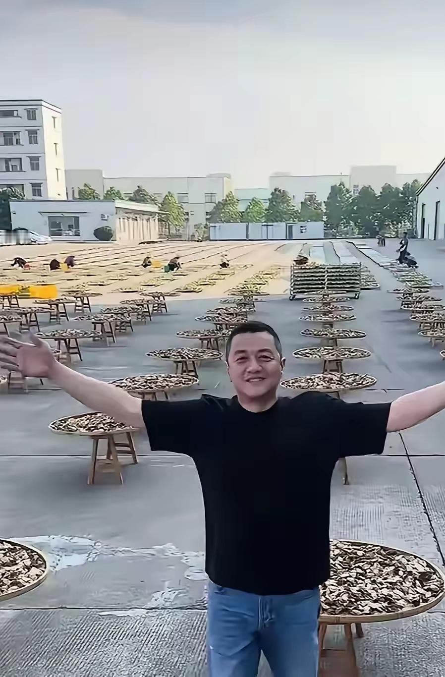 李亚鹏茶叶卖不动去卖酒，酒也卖不动又去卖陈皮了。这陈皮也不便宜上千一斤呢。就是不