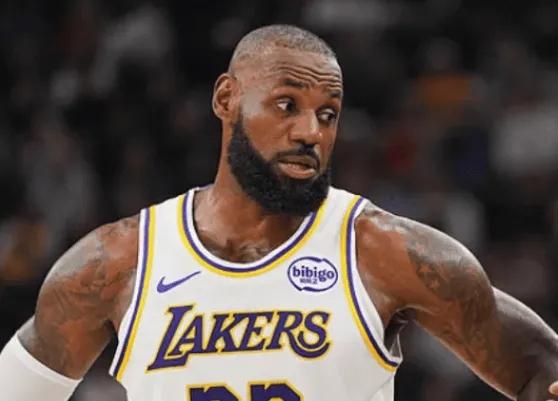 看比赛的时候，就跟朋友吐槽湖人的三分太铁了，各种大空位三分都不进，要知道快船的外